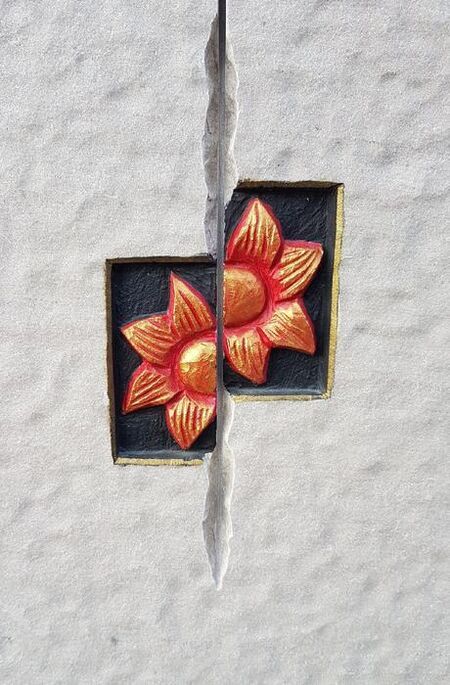 Eingehauene Inschriften + Symbole