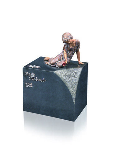 Trauernde sitzend 140647-1-40 - Bronze - auf Sockel aus Naturstein