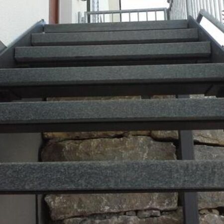 Armierte Trittplatten aus Granit auf Stahlkonstruktion