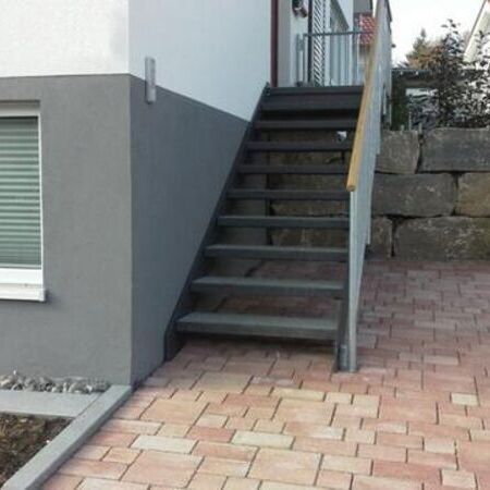 Armierte Trittplatten aus Granit auf Stahlkonstruktion