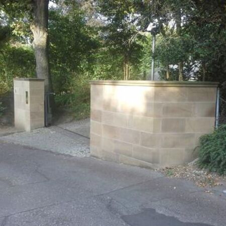 Massive Mauer aus Heilbronner Sandstein