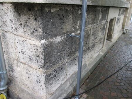 Reinigung eines Tuffsteinsockels - Nach der Behandlung