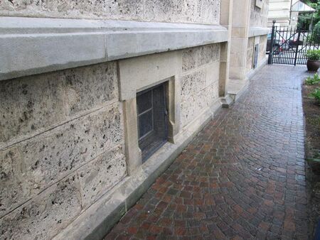 Reinigung eines Tuffsteinsockels - Nach der Behandlung