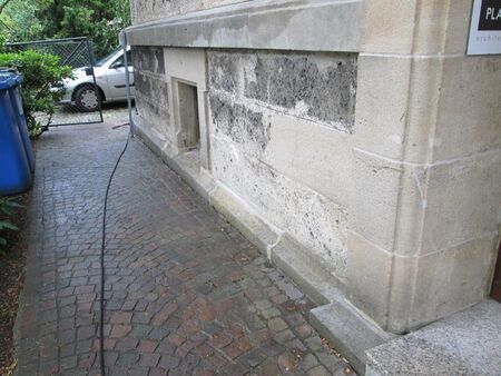 Reinigung eines Tuffsteinsockels - Während der Behandlung