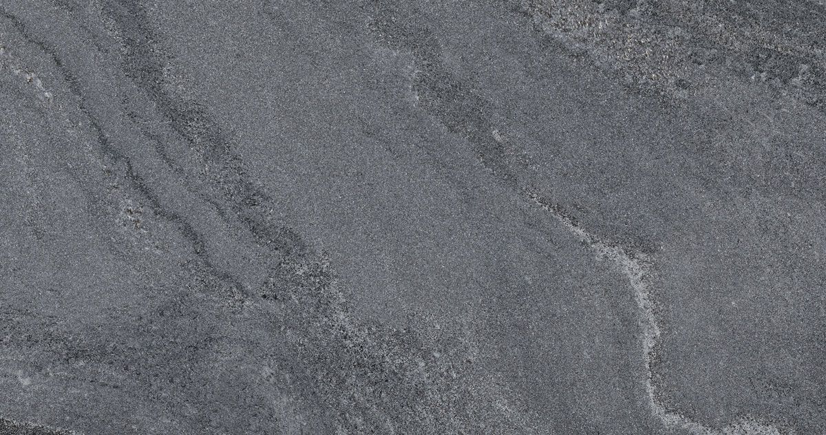 Nahaufnahme einer dunklen Gesteinsplatte